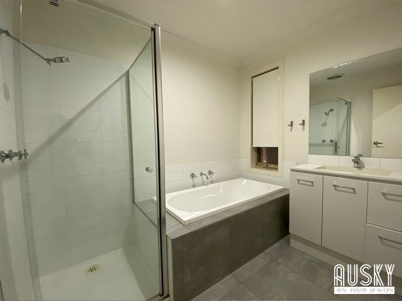 114 Westmeadows Lane, Truganina VIC 3029 — photo 10