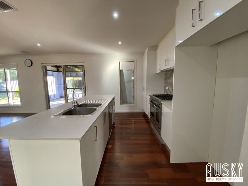 114 Westmeadows Lane, Truganina VIC 3029 — photo 3