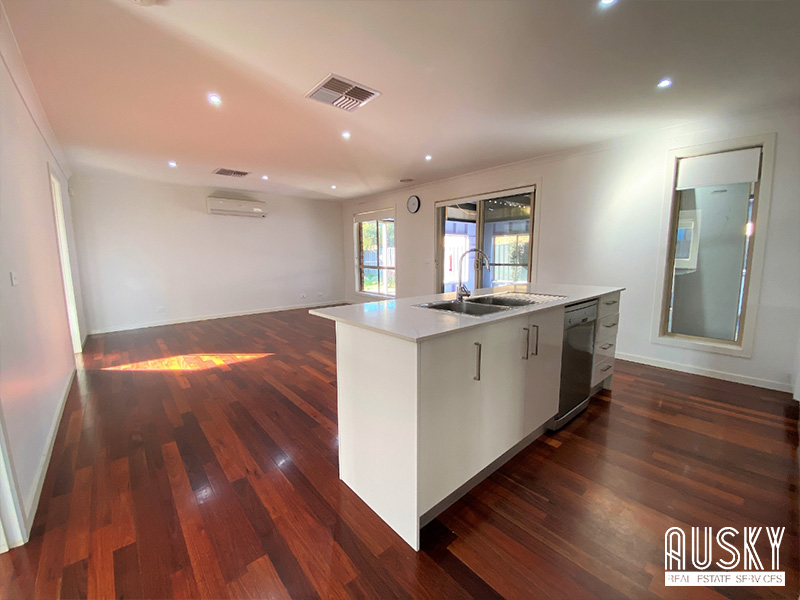 114 Westmeadows Lane, Truganina VIC 3029 — photo 2