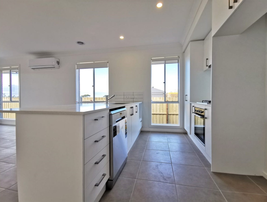 2 Broberg Street, Wyndham Vale, VIC 3024 — photo 5