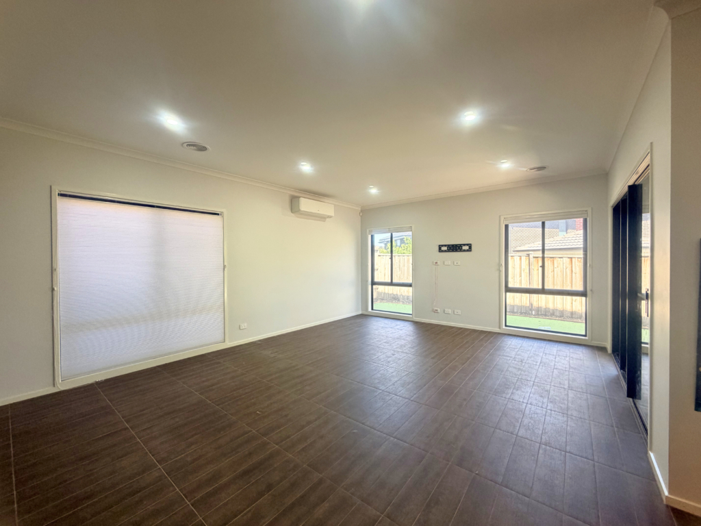 152 Waterhaven Boulevard, Point Cook, Vic 3030 — photo 4