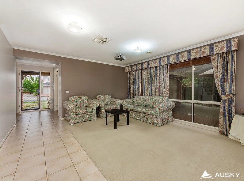 17 Tantallon Crescent, Derrimut, Vic 3026 — photo 2