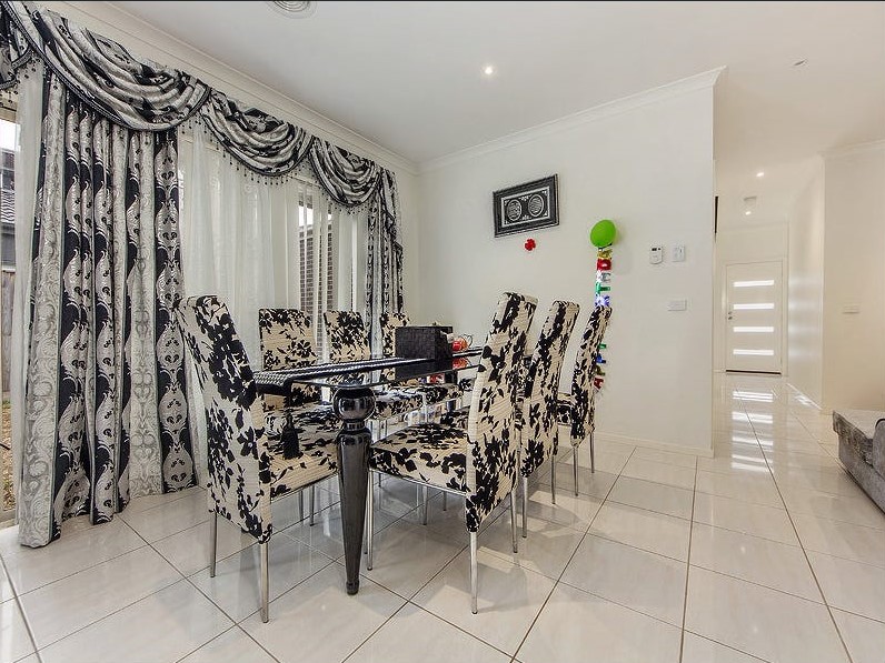 33 Barmera Way, Truganina, Vic 3029 — photo 3