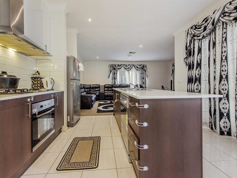 33 Barmera Way, Truganina, Vic 3029 — photo 4