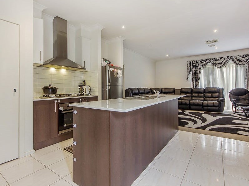 33 Barmera Way, Truganina, Vic 3029 — photo 5