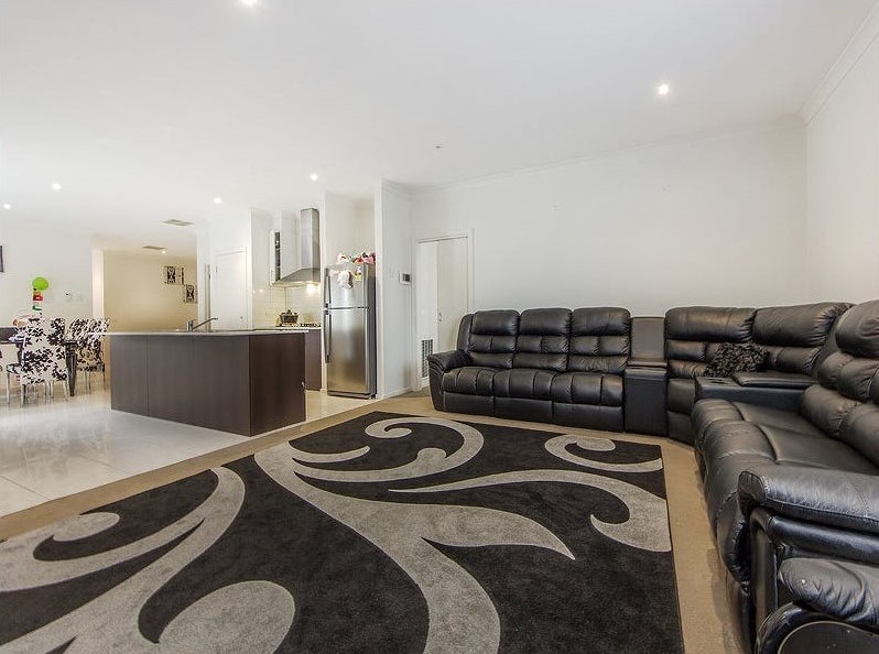 33 Barmera Way, Truganina, Vic 3029 — photo 6